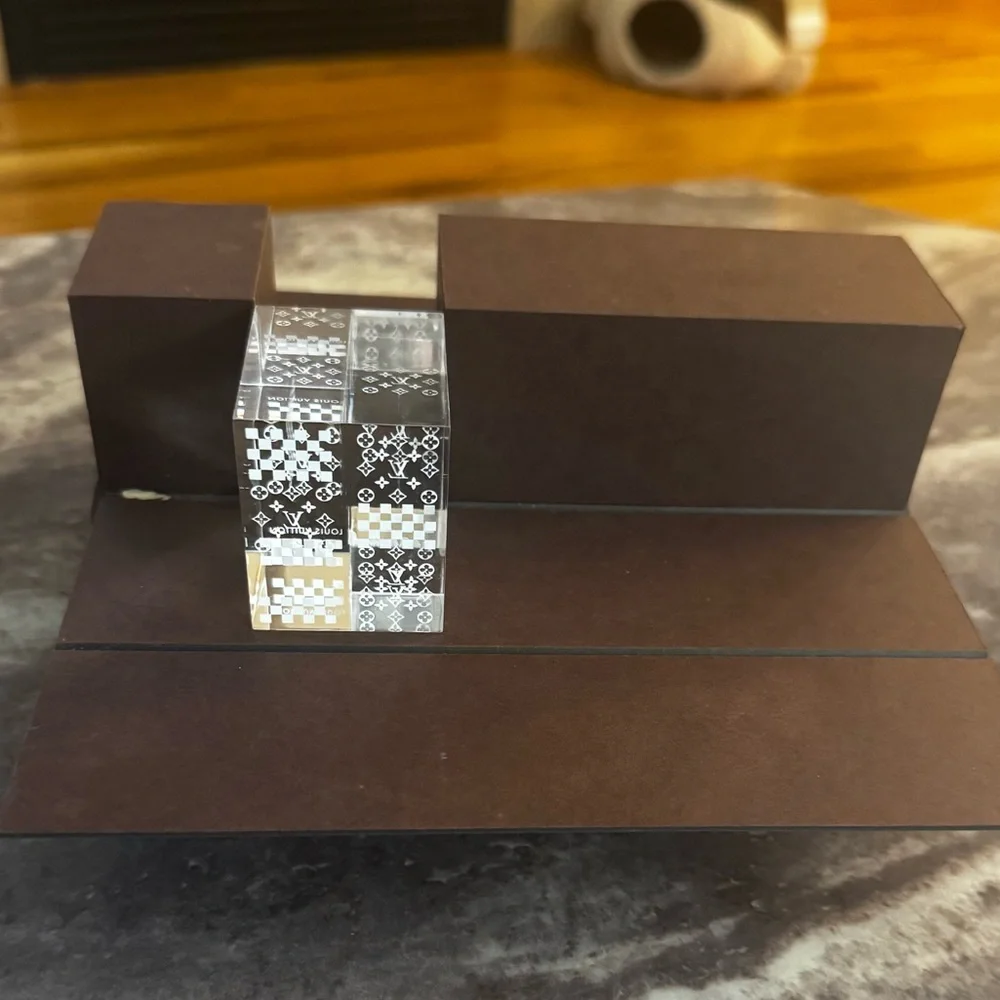 LOUIS VUITTON Damier 3D Optical Illusion Paperweight LV Box EXTREMELY RARE! - Picture 8 of 17
